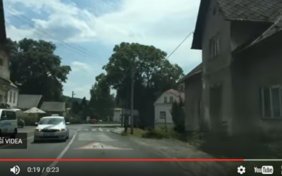 VIDEO: O cyklistu mělo zavadit projíždějící auto, zraněného ho do nemocnice transportoval vrtulník