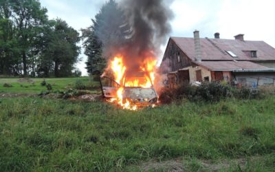 Přijel domů a po půl hodině zjistil, že mu hoří auto. Z toho zbyl jen ohořelý vrak