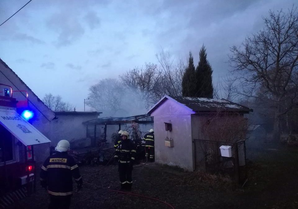 Požár altánu v Habarticích zaměstnal šest jednotek hasičů