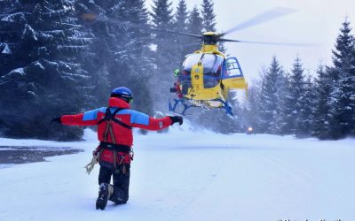 Záchranáři oživovali běžkaře v Jizerkách, život mu nezachránila ani dlouhá resuscitace