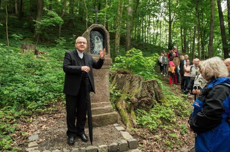 Obnovenou křížovou cestu slavnostně otevřel litoměřický biskup