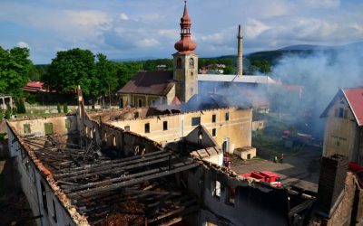 AKTUALIZACE – Požár v bývalém statku zaměstnával nejen hasiče již druhý den