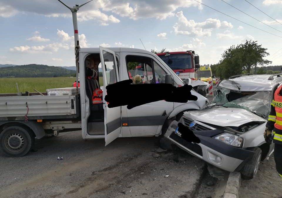 Hrozivě vypadající nehoda u Nového Města si vyžádala tři zraněné