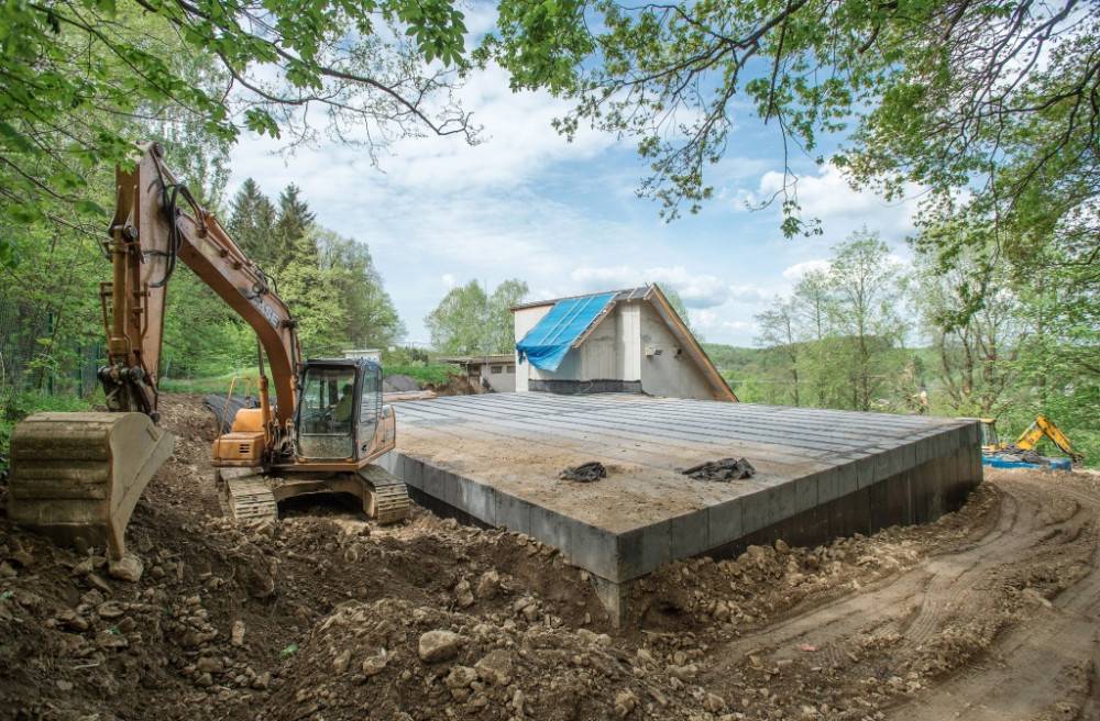 Rekonstrukce úpravny vody v Bílém Potoce skončí za půl roku. Z původní stavby zbyly jen zdi