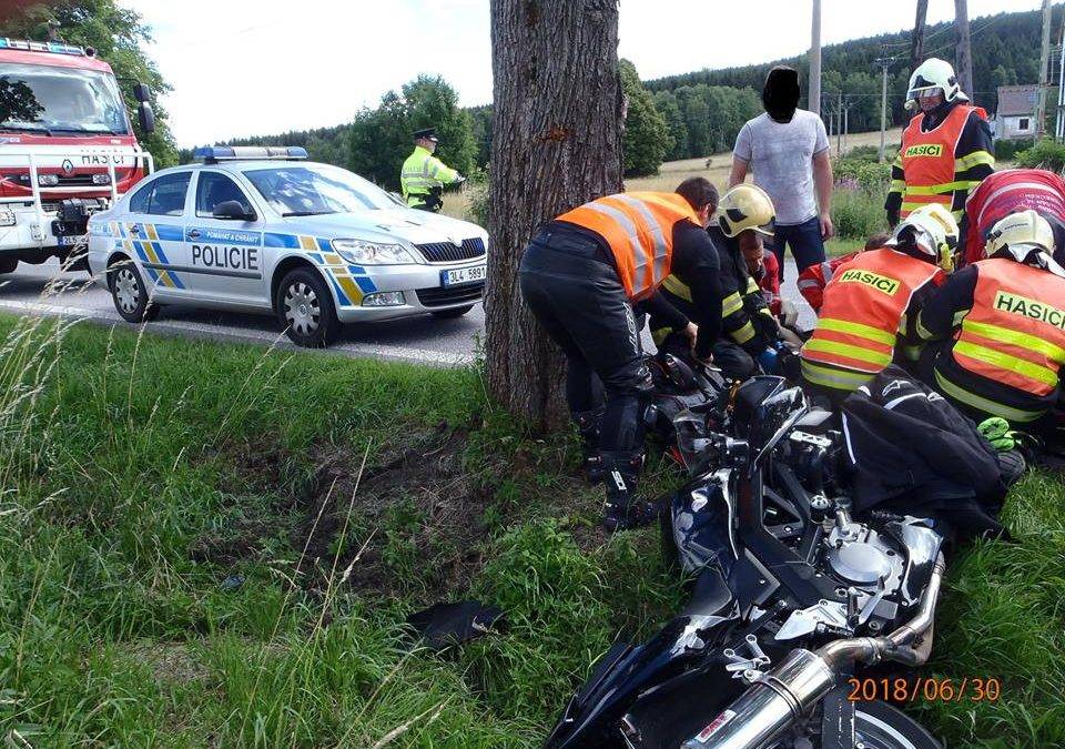 Motorkář narazil do stromu, do nemocnice letěl vrtulníkem