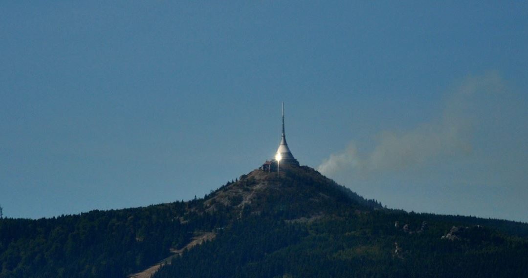 Na vrcholku Ještědu hoří les, hasiči nasadili vrtulník