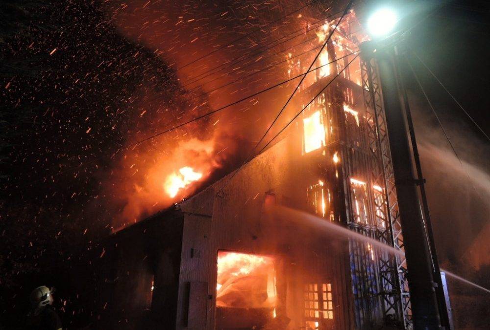 FOTO: Ve Višňové v noci shořela bývalá hasičárna. Uvnitř vybuchla acetylenová láhev