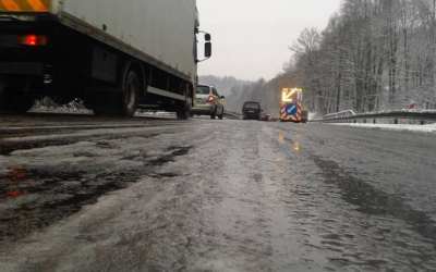 Večer to bude klouzat. Meteorologové vydali varování před náledím