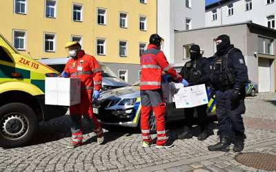 Policie předala 500 respirátorů FFP3 libereckým záchranářům