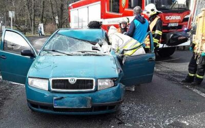 Dva lidé se zranili při kolizi osobního a nákladního vozu v Lázních Libverda